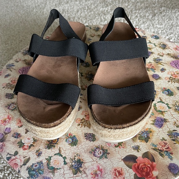 Madden Girl Sandals 8 - Picture 2 of 3